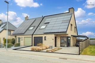 Deze charmante en energiezuinige woning is uitstekend gelegen langs een invalsweg van Eernegem en combineert een vlotte bereikbaarheid met...