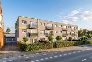 <p><span>Dit appartement ligt dicht bij de “De vallei van de Serskampse Beek” en geniet dus van dit prachtige beschermd natuurgebied in de omgeving. Toch heeft u nog steeds een vlotte verbinding naar het centrum van Wetteren en andere invalswegen.</span></p><p><span>Dit energiezuinig appartement geniet van een EPC A, en vormt daardoor een zeer goede woonst, zowel voor eigen bewoning als investering. </span><span><br /><br /></span><span>Het appartement heeft volgende indeling: Via een centrale inkomhal heeft u toegang tot een aangename en lichtrijke leefruimte, gevolgd door een praktische ingerichte keuken die voorzien is van alle toestellen. Ook kan u via de centrale inkomhal naar de badkamer die voorzien is van douche, toilet en badkamermeubel. Achtergelegen vinden we 2 ruime slaapkamers.</span></p><p><span>Bijhorend is er een achterliggende garage waardoor parkeren geen probleem vormt. </span></p><p><span> </span></p><p><span>Het appartement is momenteel verhuurd waardoor het naar investering ook een interessante aankoop is. </span></p><p><span><br /></span><span>CV op gas met condenserende ketel, hoogrendementsbeglazing PVC, zonnepanelen, KEI conform,...</span><span><br /></span><span>EPC: 98kWh/m²jaar – label A</span><span><br /><br /></span><span>Bent u op zoek naar een gezellig appartement op een mooie locatie? Voor meer info of een bezoek contacteer Quinten van Immo Zone op 0485/02.48.04 of per mail op quinten@immo-zone.be</span></p><p><span> </span></p>
