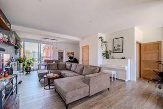 <p><span>Ontdek deze gerenoveerde gezinswoning met een gezellige tuin, bereikbaar via een servitudeweg, gelegen aan Stevennekens 111 in Rijkevorsel. De woning bevindt zich op een gunstige locatie nabij het centrum en biedt vanuit de leefruimtes en de tuin een prachtig uitzicht over de achterliggende weilanden. <br /><br /></span><span>Binnenin werd de woning zorgvuldig gerenoveerd en geniet je van een aangename leefruimte en een moderne keuken. Daarnaast beschikt de woning over drie slaapkamers, gerenoveerde badkamer en een praktische bergzolder. </span><span>Ook buiten is het volop genieten dankzij de gezellige tuin, die via een servitudeweg bereikbaar is en een rustige plek vormt om te ontspannen met zicht op het groene landschap.<br /><br /></span>Indeling: <br />Kelder: <br />- Kelder<br /><br />Gelijkvloers: <br />- Inkomhal<br />- Lichtrijke leefruimte met zit- en eetgedeelte<br />- Opbergruimte onder de trap <br />- Gerenoveerde, volledig geïstalleerde keuken met kookvuur, microgolf, oven, vaatwasser, dubbele ijskast en dubbele dieprvries<br />- Wasplaats met ingemaakte kasten op hoogte<br />- Gastentoilet<br />- Gerenoveerde badkamer met ruime inloopdouche met infraroodverwarming, ligbad en dubbele lavabo<br /><br />Verdieping: <br />- Ruime overloop (momenteel ingericht als dressing)<br />- Slaapkamer 1 (14,9 <span>m²)</span><br />- Slaapkamer 2 (13 <span>m²)</span><br />- Slaapkamer 3 (12,3 <span>m²)</span><br /><br />Zolder:<br />- Opbergzolder die bereikbaar is via een vlizotrap<br /><br />Troeven: <br />- Gerenoveerde gezinswoning<br />- Gezellige tuin met zicht op de weilanden (bereikbaar via een servitudeweg)<br />- Gunstige EPC: B-label<br />- EK conform <br />- Asbestveilig<br />- Renovatie hoofdgebouw gelijkvloers: 2016<br />- Renovatie aanbouw gelijkvloers: 2024<br />- Renovatie verdieping: 2020<br />- Dakrenovatie: 2024<br /><br /><span>Mis deze kans niet en plan een bezoek in!</span><br /><br /><span>0497 27 14 64</span><br /><span>camilla@albert.immo</span><br /><span>www.albert.immo</span><br /><br /><span>Bij Albert kom je thuis!</span><br /><br /><span>Voor alle foto's en interactieve plannen verwijzen wij naar onze website: www.albert.immo</span></p>