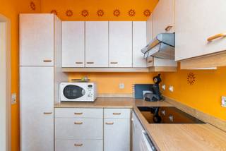 Prachtig appartement met 1 slaapkamer in Residentie Palace – vlak aan strand en duinen van Zeebrugge<br /><br />Op de tweede verdieping van het majestueuze gebouw Residentie Palace bevindt zich dit ruime en lichtrijke appartement met één slaapkamer. Een unieke ligging recht aan het strand, met openbaar vervoer en de duinen op wandelafstand, maakt van deze eigendom een echte buitenkans aan zee.<br /><br />Met een oppervlakte van 64 m² biedt het appartement hedendaags comfort en een doordachte indeling. Ideaal als vaste woonst, tweede verblijf of investering.<br /><br />Indeling:<br />Inkomhal<br />Volledig ingerichte keuken<br />Sfeervolle woonkamer met eetruimte<br />Ruime slaapkamer<br />Badkamer met douche en wastafel<br />Apart toilet<br /><br />Extra troeven:<br />Centrale ligging vlak aan strand, duinen en openbaar vervoer<br />Verzorgde residentie met statige uitstraling<br />Gemeenschappelijke fietsenstalling<br />Afvalruimte in het gebouw<br />Goede bereikbaarheid en rustige omgeving<br /><br />Bent u op zoek naar een comfortabele uitvalsbasis aan zee of een interessante investering? Dan is dit appartement in Residentie Palace zeker een bezoek waard!