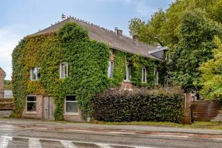 <p>Op zoek naar een woning met karakter, ruimte en een verhaal? Deze authentieke en bijzonder ruime <strong>molenaarswoning van ca. 400 m² bewoonbare oppervlakte</strong> biedt een unieke woonervaring op een prachtige locatie in Boutersem.</p><p>De woning is gelegen op een perceel van <strong>5a32</strong> en geniet van een vrij en rustgevend uitzicht over de omliggende weilanden. Tegelijk bevinden het <strong>station en een school zich op wandelafstand</strong>, waardoor ook de bereikbaarheid en dagelijkse voorzieningen uitstekend zijn.</p><p>Binnen vindt u een sfeervolle leefruimte met <strong>open haard</strong>, een open keuken en <strong>4 slaapkamers</strong>. Eén van de slaapkamers is momenteel ingericht als een <strong>volwaardige studio</strong>, ideaal voor gasten, een inwonend familielid of als extra leefruimte. Daarnaast beschikt de woning over een kelder en zolder, die heel wat extra mogelijkheden bieden.</p><p>Bij dit unieke eigendom <strong>hoort ook een authentieke molen, voorzien van een terras</strong>. Een uitzonderlijk gegeven dat dit pand een heel eigen karakter geeft.</p><p>Een unieke combinatie van <strong>authenticiteit, ruimte, rust en een bijzonder stukje erfgoed</strong>. Ideaal voor wie op zoek is naar een woning met karakter én potentieel.</p><p><strong>Ontdek dit pand tijdens onze kijkdag op vrijdag 18 september.</strong><br />Inschrijven via onderstaande knop! </p>