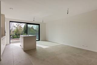 In een stijlvol en nieuw gebouw met lift bevindt zich dit rustig gelegen appartement op de eerste verdieping. Daar heb appartement achteraan...