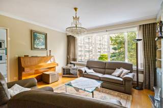 Situé sur la Hendrik Van Uffelslaan à Deurne, ce superbe appartement d'environ 100 m² se trouve dans un immeuble bien entretenu des années 70. Occupé depuis sa construction par le premier propriétaire, il témoigne d'un confort de vie agréable. Grâce à un entretien exceptionnel réalisé au fil des années, il bénéficie aujourd'hui d'une présentation soignée et impeccable.<br /><br />Vous entrez dans l'appartement par un hall spacieux doté d'un parquet. Une double porte donne accès au séjour lumineux, également pourvu d'un parquet et aménagé avec une cheminée fonctionnelle. La vue agréable sur la verdure environnante offre une atmosphère calme et reposante.<br /><br />La cuisine attenante est équipée d'une plaque de cuisson, d'une hotte, d'un micro-ondes, d'un four, d’un réfrigérateur récent de la marque Siemens, ainsi que d'un double évier.<br /><br />Le hall de nuit est aménagé de placards encastrés pratiques et mène aux autres pièces. Un WC séparé et une salle de bains avec baignoire munie d’une fonction douche et un lavabo complètent l’ensemble. Les raccordements pour machine à laver et sèche-linge s’y trouvent également.<br /><br />L’appartement comprend deux chambres, toutes deux revêtues d’un tapis en sisal et équipées de la climatisation. La plus petite chambre donne accès à la terrasse située à l’arrière du bâtiment.<br /><br />Un atout particulier est la grande cave privée au rez-de-chaussée, idéale pour ranger vélos, matériel saisonnier et divers effets personnels. De plus, les habitants peuvent profiter d’une cour commune spacieuse.<br /><br />Pour plus de confort, il est également possible d’acheter un grand garage dans l’immeuble avec une place de parking à l’avant.<br /><br />Cet appartement allie une surface généreuse, un état d’entretien exceptionnel et un cadre de vie agréable. Avec son label énergétique EPC favorable B, c’est une opportunité intéressante pour ceux qui recherchent un appartement soigné avec de l’espace et du potentiel.<br /><br />Points forts : <br />• Appartement spacieux d’environ 100 m² <br />• Toujours habité par le premier propriétaire <br />• Entretien exceptionnel <br />• Séjour lumineux avec parquet, cheminée et vue sur la verdure <br />• Deux chambres climatisées <br />• Terrasse à l’arrière <br />• Grande cave privée au rez-de-chaussée <br />• Cour commune <br />• Possibilité d’achat d’un grand garage avec place de parking <br />• Label énergétique EPC favorable B <br /><br />Intéressé ? N’hésitez pas à contacter VB Vastgoed au 03 337 50 70 ou par email à info@vbvastgoed.be.