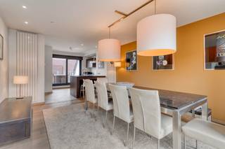 [[ DIT PAND NEEMT DEEL AAN DE ERA OPEN HUIZEN DAG OP 6/12 VAN 13:00 TOT 14:00 ]]<br /><strong>Knokke-Heist:</strong> <strong>Prachtig duplexappartement met 3 slaapkamers en 2 zonneterrassen te koop in het hart van Knokke-Heist.</strong><br /><br />Op amper 100 meter van de Zeedijk en vlakbij het bruisende commerciële centrum van Heist bevindt zich dit magnifieke<strong> </strong>duplexappartement op de 5de en 6de verdieping van een kleinschalige en recente residentie. Dit uitzonderlijke eigendom combineert ruimte, licht en luxe en biedt een bewoonbare oppervlakte van maar liefst 149 m², aangevuld met twee royale<strong> </strong>zonneterrassen waar u de hele dag door kan genieten van zon en rust.
<p><strong>Indeling: </strong><br /><strong>5e verdieping</strong>: ruime inkomhal met vestiaire en berging, gastentoilet, comfortabele zithoek met mezzanine en balkon, praktisch bureel, eetruimte, open en volledig ingerichte keuken, berging/wasplaats, terrassen aan voor- en achterzijde, ruime slaapkamer, badkamer met douche en dubbele lavabo.<br /><br /><strong>6e verdieping</strong>: nachthal, apart toilet, badkamer met ligbad en lavabo, twee ruime slaapkamers, extra slaaphoek.<br /><br /><strong>Troeven: </strong></p>

<ul><li>Op 100m van de zeedijk, strand en commerciële voorzieningen.</li><li>Instapklaar met een prachtige lichtinval.</li><li>Recent gebouw met mooie gevelbreedte.</li><li>2 ruime en zonovergoten terrassen.</li><li>Ruime privatieve kelder en praktische fietsenberging</li></ul>
Meer info? Contacteer Ayita op 0496 13 43 12.