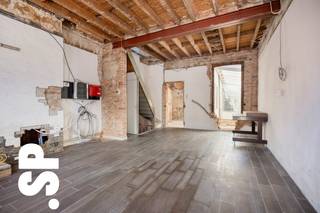 Charmante woning op perceel van 7A 34CA in het hart van Geel.<br /><br />Bent u op zoek naar een charmante woning met karakter, gelegen op wandelafstand van scholen, winkels, het zwembad en het openbaar vervoer? Dan is deze deels te renoveren woning precies wat u zoekt. Dankzij de centrale ligging, het ruime perceel en de vele recente investeringen vormt deze woning de ideale basis om volledig naar eigen smaak af te werken.<br /><br />Indeling: <br />Bij het betreden van de woning komt u in de leefruimte terecht. Aansluitend bevindt zich de keuken met veranda, die uitkijkt op de tuin en veel natuurlijk licht binnenbrengt. Op de eerste verdieping zijn er twee slaapkamers en een afgewerkte badkamer. Voorts is er ook een kelder- en zolderruimte aanwezig. <br /><br />Troeven van deze woning:<br />- Ruim perceel van 734 m²<br />- Recent vernieuwd dak<br />- Gunstig EPC-label C (269 kWh/m²)<br />- Conforme elektrische installatie<br />- Recent geplaatste zonnepanelen<br />- Niet gelegen in een overstromingsgebied<br />- Karaktervolle woning met tal van mogelijkheden<br />- Centrale ligging in het hart van Geel<br /><br />Met haar centrale ligging, ruime perceel en reeds uitgevoerde renovatiewerken biedt deze woning tal van mogelijkheden voor wie op zoek is naar een woning die verder naar eigen wensen kan worden afgewerkt.<br /><br />Voor meer informatie of een bezoek ter plaatse, kan u contact opnemen met IMMO SP via 014 59 10 20 of mailen naar jill@immosp.be. Benieuwd naar de waarde van uw eigen woning? Vraag vrijblijvend een gratis verkoopanalyse aan – wij helpen u graag verder!