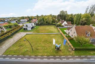Realiseer jouw droomvilla op deze uitstekende bouwgrond (lot 2) van maar liefst 952 m², gelegen in de Strandlaan in Sint-Idesbald, een dorp dat bekend staat om zijn artistieke karakter. Geniet van cultuur en strand binnen 1,6 km bereik. Naast cultuur geniet je in Sint-Idesbald evenzeer van gastronomie, folklore, sport en uiteraard natuur. Met de natuurreservaten Houtsaegerduinen en Noordduinen en Slagerij Dierendonck, restaurant Carcasse en viswinkel Mare Nostrum vlakbij.<br /><br />Voor je droomvilla vertaalt Dumobil jouw noden en verwachtingen naar een gepersonaliseerd ontwerp. Deze bouwgrond heeft een ideaal zuidelijke oriëntatie en leent zich tot een moderne bouwstijl met een strak lijnenspel, grote raampartijen en enkele donkere gevelaccenten. Samen met jouw architect of een van onze partners komt jouw nieuwe thuis tot stand. In lijn met je wensen en je vooropgestelde budget.<br /><br />Dankzij de gunstmaatregel van de federale regering geniet je bij het bouwen op deze bouwgrond bovendien van 6% btw in plaats van 21%, mits bepaalde voorwaarden. Dit zorgt voor een merkbare verlaging van de totale kostprijs.<br /><br />Voor meer informatie contacteer ons vrijblijvend: 051/40 12 10 of via mail: info@dumobil.be | <u><strong>www.dumobil.be/nl/villabouw/bouwgronden/verkaveling-sint-idesbald-strandlaan</strong></u>