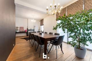 Deze uitzonderlijk ruime eigendom (+600m²) bestaat uit twee samengevoegde woningen en biedt tal van mogelijkheden. Het geheel omvat een...