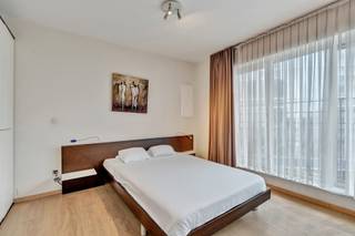Gemeubelde studio van 42 m² in de Leopold Lendersstraat 6 te Sint-Joost, op een steenworp van de metrostations Madou en Kunst-Wet, in het hart van de Europese wijk. Ideaal gelegen op de 5e verdieping van een standingvol gebouw (2010) biedt deze ruime en lichtrijke studio een mooie open leefruimte (slaaphoek, salon, eethoek), een uitgeruste keuken en een badkamer met ligbad. Volledig gemeubeld en instapklaar, met conforme elektriciteit, parket, dubbele beglazing en elektrische verwarming. EPC E+. Vrij bij akte.<br />Een uitstekend investeringsproduct met een prachtig huurpotentieel.