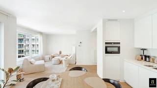 Bel appartement d'une chambre dans un immeuble récent (construit en 2014) et idéalement situé près de la place Rubens.<br />Aménagement : hall d'entrée avec placard intégré, vaste espace de vie avec salon et salle à manger, cuisine ouverte (avec plan de travail en composite et appareils Siemens), balcon orienté nord-ouest à l'avant. Débarras avec raccordement pour la machine à laver et espace de rangement, toilettes séparées et chambre à coucher avec salle de bains attenante (douche et lavabo). <br />Local à vélos facilement accessible dans l'immeuble. <br />Immeuble de standing. <br />[EPC : 101 kWh / m² an - UC : 2816802]