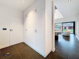 Deze prachtige halfopen woning (2020) verwelkomt u op het gelijkvloers met een stijlvolle inkomhal voorzien van gastentoilet en vestiaire...