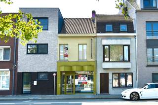 ** Biedingsysteem: bieden vanaf 250.000 EUR. Meer info op kantoor.
Surf naar onze website voor meer informatie over de verkoop van deze woning. www.vastgoedunicum.be
Droomt u van een eigen, bloeiende zaak met woonst, gelegen in het bruisende centrum van Eeklo? Dan is dit uw kans!
Deze instapklare en perfect onderhouden zaak en woning met zonnig terras is een pareltje.
Bij het betreden van het pand wordt u verwelkomd aan de balie, de receptie van de kapperszaak. Om het sociaal contact te verhogen werd gekozen om de kapperszetels centraal en tegenover elkaar te plaatsen waardoor gezelligheid troef is. Achteraan in de zaak bevinden zich drie spoelbakken.
Verderop in de hal heeft u een gastentoilet en aansluitend een zeer ruime badkamer met dubbele lavabo, douchecabine die tevens ook dienst doet als wasplaats met opbergmogelijkheden.
Daar achter nodigt een zuidgericht groot terras en volledig aangelegde tuin u uit om samen met vrienden en familie te genieten van heerlijke avonden bij een drankje en een hapje. Achteraan de tuin is een uitweg met een tuinberging toegankelijk via een poortje aan de straatkant wat erg praktisch is.
Onder de trap is een extra berging voorzien.
Boven komen we in de open leefruimte in een warme sfeer. Het keukengedeelte is volledig tijdloos en modern ingericht. Hier kan u aan tafel lekkere maaltijden nuttigen met zicht op het tweede zonneterras en de tuin.
De eetkamer loopt naadloos over naar het salon.
Indien u uw weg vervolgt komt u in de hal waar de zeer ruime tweepersoonsslaapkamer gevestigd is, voorzien van kwaliteitsvolle, ingemaakte kasten tot aan het plafond.
Via de trap bereikt u een afgewerkte zolderkamer. Deze kan zowel als tweede tweepersoonsslaapkamer gebruikt worden of als bergingzolder.
Wenst u de sprong te wagen naar een fantastisch gelegen eigen zaak met woning? Succes verzekerd! Dit is uw kans!
Indien u een bezoek wenst, neem dan contact op via het nummer 09 336 16 15 of mail naar info@vastgoedunicum.be, we helpen u graag verder.
Virtuele rondleiding?
https://youtube.com/shorts/Nh8EiH8twdo