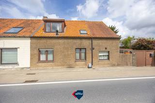 Rustig gelegen halfopen bebouwing met prachtig zicht op de polders en een ruime tuin. Ideale ligging vlakbij het centrum van Oudenburg en Gistel,...