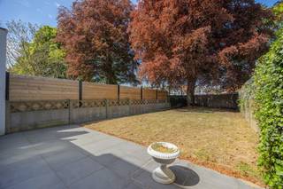 <p>Centrale ligging op wandelafstand van het Kristus-Koningplein en Dorpstraat met winkels en openbaar vervoer.</p><p>Indeling: inkomhal met gastentoilet, garage en verschillende provisie- en bergruimtes + toegang naar terras en tuin.<br />V1: ruime drie-delige leefruimte op vinylvloer, achteraan overdekt terras met toegangstrap naar tuin, te renoveren keuken achteraan en gastentoilet.<br />V2: 4 slaapkamers (ca. 15/15/9/8m2) op vinylvloer, badkamer met douche en bad, apart toilet.<br />V3: 2 extra kamers (ca. 11/10m2) op vinylvloer + hobbykamer onder schuin dak.</p><p>Extra's:<br />- EPC 268kWh/m2 ( label C)<br />- deels vernieuwd buitenschrijnwerk in pvc<br />- CV-ketel op gas (2015)<br />- niet asbestveilig</p><p>Info/bezoek: 03/283 83 00 - noord@sinjoor.be</p>