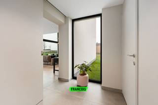 Ontdek deze uitzonderlijke BEN-villa, rustig gelegen in een doodlopende straat en toch centraal, met een open verzicht en een schitterend aangelegde zuidgerichte tuin.<br /><br />Via de inkomhal met gastentoilet en vestiaire komt u binnen in een bijzonder lichtrijke leefruimte met eet- en zithoek. De volledig uitgeruste open keuken sluit naadloos aan en beschikt over een praktische berging. Daarnaast is er een aparte was-/bergplaats met zij-ingang naar de tuin.<br /><br />Op de eerste verdieping bevinden zich 3 volwaardige slaapkamers, een bureelruimte en een nachthal met ingemaakte kasten over de volledige lengte. Verder zijn er een technische ruimte en een bergzolder aanwezig.<br /><br />Deze villa blinkt uit in energiezuinigheid en comfort met een uitzonderlijk E-peil van 2, dankzij:<br /><br />geothermische warmtepomp<br /><br />vloerverwarming en passieve koeling<br /><br />zonnepanelen<br /><br />driedubbele 4-seizoensbeglazing in de grote zuidgerichte raampartijen<br /><br />2 regenwaterputten van telkens 15.000 liter<br /><br />Buiten geniet u van een overdekte carport voor 2 wagens, uitgerust met een laadpaal.<br /><br />Voor een bezoek aarzel niet ons te contacteren.<br /><br />