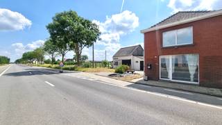 Goedgelegen te renoveren woning met extra atelier, oprit en tuin. Veel potentieel! Atelier van 50m2 en voorliggende parking. Te renoveren woning...