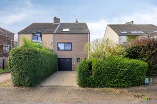 VERKOOP MET LEVENSLANG HUURCONTRACT -> INVESTERING! ZELF NIET ONMIDDELLIJK TE BEWONEN. MEER INFO: https://www.immo2life.be/nl/te-koop?view=detail&id=1259 De vraagprijs bedraagt 395.000 EURO, onder voorwaarde dat de huidige verkoper (M 68 jaar) de woning levenslang kan huren aan een maandelijkse huurprijs van 1.250 EURO (met jaarlijkse indexatie). De verkoper wordt uw goede huisvader huurder, u moet dus zelf geen huurder zoeken. Het betreft een levenslang notarieel huurcontract dat enkel kan worden opgezegd door de huurder. Een ideale investering in vastgoed zonder zorgen met een bruto rendement van 3,77 %.Deze gerenoveerde halfopen bel-etagewoning met 2 slaapkamers, zuidgeoriënteerde tuin en terras is gelegen op een perceel van 326 m² in een rustige en verkeersluwe woonwijk te Zaventem, op slechts 700 m van het centrum van Nossegem. De ligging is bijzonder gunstig: scholen, winkels, lokale voorzieningen en openbaar vervoer bevinden zich op wandelafstand en ook de luchthaven van Zaventem ligt op amper 6 km. Dankzij de vlotte aansluiting op de N2, N227 en E40 zijn onder meer Brussel en Leuven uitstekend bereikbaar (mobiscore 8,5/10).De woning werd opgericht in 1990 en bevindt zich in een uitstekende bouwfysische staat. Doorheen de jaren werd ze grondig vernieuwd en aangepast aan het hedendaags wooncomfort. In 2021 werden onder meer een uitbouw met groendak en screens aan de achterzijde gerealiseerd, een nieuwe garagepoort en toegangspoort aan de zijgevel geplaatst, een rolluik in de slaapkamer en ingemaakte kasten van Camber voorzien en een nieuwe inloopdouche en waterverzachter geïnstalleerd. Daarnaast wordt op kosten van de verkoper een traplift geplaatst omdat hij zo lang mogelijk in deze woning wenst te blijven wonen.Ook op energetisch vlak scoort de woning goed, dankzij onder meer het vernieuwde aluminium raamwerk (2022) met isolerende dubbele beglazing, een energiezuinige CV-ketel op aardgas (2020) en de installatie van 6 zonnepanelen (2010) behaalt de woning een EPC-label C (233 kWh/m²/jaar).De indeling is als volgt:Benedenverdieping/gelijkvloers: inkomhal met apart gastentoilet, ruime garage met aansluitende berging en rechtstreekse doorgang naar de tuin, afzonderlijke technische ruimte en wasplaats.1ste verdieping: ruime en lichtrijke woon- en eetkamer met toegang tot het zuidgeoriënteerde terras en de tuin, volledig uitgeruste open keuken.2de verdieping: nachthal, 2 slaapkamers en ingerichte badkamer met inloopdouche, dubbele wastafel en toilet. Via een trapluik in de nachthal is de praktische zolderberging bereikbaar.Buiten: ruime oprit, aangenaam zonneterras, zuidgeoriënteerde tuin met tuinhuis.Kortom, een kwalitatieve en energiezuinige woning met sterk investeringspotentieel, strategisch gelegen in de Brusselse rand.