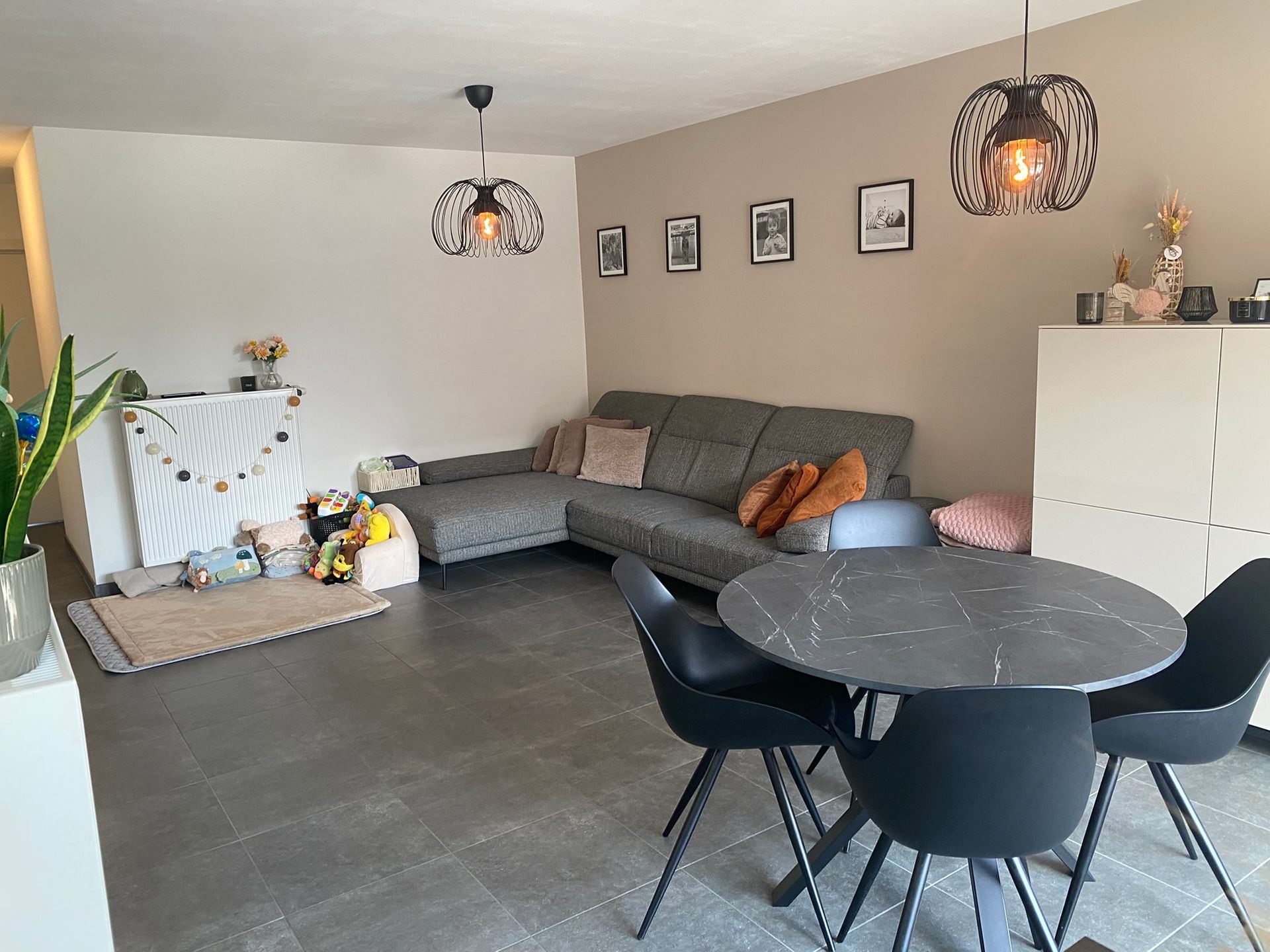 Appartement met 2 slaapkamers, terras en autostaanplaats - foto 5