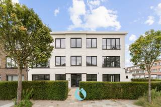 Dit appartement is gelegen in een rustige woonwijk van Wondelgem, op wandel- en fietsafstand van winkels, scholen, openbaar vervoer en een vlotte verbinding met R4/N9 en het stadscentrum (< 5km fietsafstand).<br /><br />De schil van het gebouw werd volledig aangepakt en voorzien van hoogrendementsglas, spouwmuur- en dakisolatie.<br />Elke unit beschikt ook over zonnepanelen wat resulteert in een uitstekende <strong>EPC-score B</strong>!<br /><br />Het appartement bevindt zich op de tweede verdieping.<br />De keuken en badkamer kan u nog naar eigen smaak en budget aanpakken.<br /><br /><u><strong>Grote troeven:</strong></u><br />- EPC label B<br />- zonnepanelen aanwezig<br />- hoekappartement = extra lichtinval<br />- geen lift en syndicus (lage gemeenschappelijke kosten)<br /><br /><u><strong>Indeling:</strong></u><br />inkomhal, leefruimte, keuken, berging, badkamer met toilet, lavabo en douche, twee slaapkamers (15m² - 13m²) en terras.<br />Garagebox verplicht aan te kopen aan € 18.500.<br />Tot slot is er ook een ruime gemeenschappelijke tuin met aangelegd terras voor de bewoners van dit gebouw.<br /><br />Op zoek naar een lichtrijk appartement dat u nog kan personaliseren qua stijl en smaak?<br />Eerder op zoek naar een investeringspand? Perfect mogelijk aangezien er veel vraag is naar afgewerkte panden in de buurt!<br /><br />Interesse? Bel snel naar het nummer 0498/45.30.15 of mail naar kurt@vastgoeddevos.be .