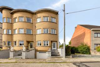 Deze interbellumwoning uit 1938 is een unieke combinatie van authentieke uitstraling, een groene omgeving en een bijzonder centrale ligging. De woning bevindt zich in het centrum van Aalst, op een aangename en rustige locatie met veel groen, terwijl het station, het stadscentrum en verbindingswegen zoals de E40 vlot bereikbaar zijn. De woning beschikt over karaktervolle authentieke elementen, waaronder hoge plafonds en sfeervol glas-in-lood. De ruime leefruimte vormt het hart van de woning en sluit rechtstreeks aan op de keuken, waardoor een aangename en open leefomgeving ontstaat. Verder beschikt de woning over vier slaapkamers en één badkamer. De woning is volledig onderkelderd en biedt niet alleen ruime bergruimte, maar doet bovendien dienst als ruime garage. De woning is te moderniseren en biedt daardoor volop mogelijkheden om ze volledig naar eigen smaak en comfort in te richten, met respect voor de architectuur en karaktervolle elementen van de woning. Een extra troef is de mogelijkheid tot aankoop van de naastliggende bouwgrond van 2a 32ca. Deze extra oppervlakte biedt interessante mogelijkheden voor wie nood heeft aan een ruime tuin, extra buitenruimte of bijkomend potentieel zoekt.
Een bijzonder pand voor wie houdt van karakter, ruimte en authenticiteit en tegelijk wil genieten van een rustige, groene ligging in het hart van Aalst, met het station, het centrum en de E40 vlakbij. Wenst u meer informatie of een bezoek? Stuur gerust een mail naar Louis@immoaccenta.be