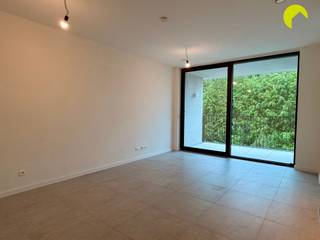 <p><span>Nieuwbouw BEN (E20) 1-slaapkamerappartement omgeven door groen en nabij openbaar vervoer.</span></p><p><span> </span></p><p><span>Het appartement is rustig gelegen op de 2</span><span><sup>de</sup></span><span> verdieping in het gezellige Boechout met zicht op een groene, autoluwe parkomgeving.</span></p><p><span>Het pand ligt nabij belangrijke invalswegen en openbaar vervoer (o.a. station Boechout op wandelafstand), fiets-o-strade Antwerpen, Mortsel, Lier, Mechelen ...</span></p><p><span>In de nabije omgeving supermarkt (open 7/7), horeca, handelszaken, sportfaciliteiten, bank, apotheek ...<br /><br /></span></p><p><span>Indeling</span></p><p><span>We nemen de trap/lift en komen binnen in de lichtrijke leefruimte met open keuken. Deze is voorzien van alle comfort en de nieuwste toestellen!</span></p><p><span>De leefruimte met open keuken geeft uit op het ruime overdekte terras dat zuidwest georiënteerd is.</span></p><p><span>Ook de slaapkamer heeft ramen tot aan de grond wat zorgt voor veel natuurlijk licht.<br /><br /></span></p><p><span>De badkamer grenst aan de slaapkamer en is voorzien van een lavabomeubel, een moderne inloopdouche en een elektrische handdoekdroger.</span></p><p><span>Verder zijn er nog een apart toilet met lavabo en een berging met plaats voor wasmachine/droogkast.<br /><br /></span></p><p><span>Het appartement is voorzien van videofoon, internet/TV aansluiting, vloerverwarming/koeling met warmtepomp, privé zonnepanelen en een ventilatiesysteem met warmterecuperatie doorheen heel het appartement.<br /><br /></span></p><p><span>In de kelderverdieping zijn er de ruime privatieve berging en gemeenschappelijke fietsenstalling. Met de aparte “fietsenlift” kan men naar -1.</span></p><p><span>Verplicht bij te huren is de autostaanplaats voor 50,00 €/maand<br /><br /></span></p><p><span>Nuttige informatie</span></p><ul><li><span>Bouwjaar 2025/2026</span></li><li><span>Provisie maandelijkse kosten 100,00 € (Minuterie, poetsen gang, onderhoud gemene delen, syndicus, lift, ...)</span></li><li><span>Onmiddellijk beschikbaar</span></li><li><span>EPB in opmaak, label zal A zijn</span></li><li><span>Huurwaarborg: 3 maanden</span></li><li><span>Autostaanplaats: 50,00 €</span></li></ul><p><span> </span></p><p><span>Boek nu zelf ONLINE uw afspraak in. Surf naar het betreffende eigendom op onze website <span>www.habicom.be</span></span><span> en klik op de roze knop </span><span>'PLAN EEN BEZOEK'</span><span>. <br />Kies het moment dat u het beste uitkomt, vul de gevraagde contactgegevens in en klik nadien op verzenden om te bevestigen.</span></p><p><span> </span></p>