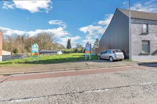 Voor een bezoek of meer info bel 054 69 39 34 - Op een goede locatie in Denderhoutem bevindt zich dit perceel bouwgrond (Lot 2) voor HOB op een terrein van 6 A 99 CA. Winkels, scholen en openbaar vervoer bevinden zich op een steenworp. De oprit E-40 bereikt men op enkele minuten rijden. De bouwbreedte bedraagt 8.24 m. De bouwdiepte op het gelijkvloers en verdiep bedraagt 12 m. De kroonlijst bedraagt max 6 meter. De voorbouwlijn ligt op 7 m van de voorste perceelgrens. Zijdelingse ruimte van 3 m. De dakhelling bedraagt max. 45 ° en platte daken zijn ook toegestaan. In de achtertuin mag er een tuinberging opgericht worden van max. 40 m². Carport zijdelings is niet toegestaan.