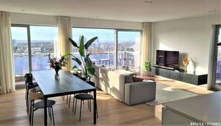 Dit penthouse heeft werkelijk alles in huis. De ruime woonkamer met open keuken biedt een panoramisch uitzicht over de stad. Dankzij de...
