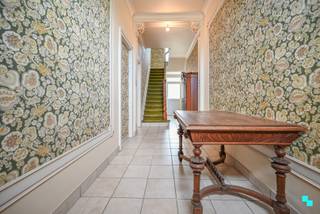 Deze charmante woning beschikt over tal van karakteristieke elementen. De woning dient gerenoveerd te worden maar kan mits grondige renovatie een...