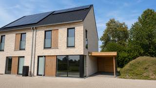 Deze kleinschalige verkaveling combineert open en halfopen bebouwingen in een rustig woonerf, op een uiterst vlot bereikbare locatie nabij het centrum van Torhout, de ring en belangrijke invalswegen. De woningen worden gerealiseerd in een moderne, landelijke architectuur met twee bouwlagen en een hellend dak.<br /><br />De woningen zijn ontworpen met oog voor hedendaags wooncomfort, energiezuinigheid en een praktische indeling. Er is bovendien de mogelijkheid om de woning uit te breiden tot vier slaapkamers, ideaal voor gezinnen of wie extra ruimte wenst.<br /><br />Troeven:<br />• Mogelijkheid tot 4 Volwaardige slaapkamers<br />• Open leefruimte met keuken<br />• Vloerverwarming<br />• Lucht/water warmtepomp<br />• Zonnepanelen<br />• Regenwaterpomp<br />• Open en halfopen bebouwingen<br />• Modern-landelijke architectuur<br />• Rustig woonerf<br />• Vlotte verbinding naar centrum Torhout, ring en autosnelwegen<br /><br />Alle vermelde prijzen zijn exclusief btw en aankoopkosten. Een gedetailleerde prijslijst is beschikbaar op aanvraag.<br /><br />Voor meer informatie of een afspraak, contacteer Simon via 0498 12 37 08 of via simon@vicusvastgoed.be.