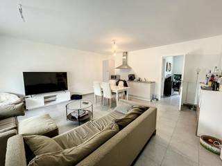 Het appartement is uitstekend gelegen in een rustige, residentiële wijk in Vilvoorde, nabij alle belangrijke faciliteiten, uitvalswegen en openbaar vervoer. Scholen, winkels, een bushalte en het treinstation bevinden zich allemaal op wandelafstand. Dit gelijkvloerse appartement onderscheidt zich door een volledig eigen, aparte inkomhal, wat zorgt voor maximale privacy zonder gemeenschappelijke doorgang. <br /><br />Indeling van het appartement:<br />-Inkomhal met apart toilet <br />-Ruime en lichtrijke, zuidgerichte leefruimte <br />-Open, volledig ingerichte keuken <br />-Zonnig terras gesitueerd aan de voorkant van het gebouw -Praktische technische ruimte / berging met aansluiting voor een wasmachine <br />-Multifunctionele open bureau- of hobbyruimte<br />-Comfortabele slaapkamer <br />-Moderne badkamer uitgerust met een inloopdouche en dubbele wastafel <br /><br />Extra troeven:<br />Bij het appartement horen tevens een handige privatieve kelderberging en een ondergrondse autostaanplaats, beide volledig inbegrepen in de prijs. <br /><br />Een ontzettend leuk (starters)appartement, ideaal voor een alleenstaande persoon of een koppel, ook ideaal als investering! Contacteer ons vandaag nog voor meer informatie en/of het inplannen van een bezichtiging!<br /><br />Bestuursmaatregelen in het maatregelenregister: nee