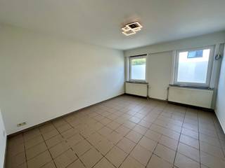 Deze gezellige woning is rustig gelegen doch in de nabijheid van winkels/warenhuizen, scholen, openbaar vervoer en verbindingswegen. Op het gelijkvloers vinden we een lichtrijke leefruimte, een apart toilet en een ingerichte keuken voorzien van een enkele spoelbak, keramische kookplaat, dampkap en koelkast. De eerste verdieping omvat een nachthal met 3 slaapkamers en een badkamer met enkele lavabo, douche, toilet en aansluiting voor wasmachine. Achteraan de woning bevindt zich een afgesloten terras met aansluitend de garage. Onmiddellijk beschikbaar! Indien u graag een bezoek wenst, aarzel niet ons te contacteren via affligem@immoaccenta.be