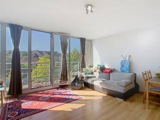 In het centrum van Leuven bevindt zich deze ruime studio met een praktische indeling.De studio bestaat uit een lichtrijke leefruimte die aansluit op...