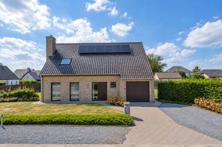 IN OPTIE!! Deze traditioneel gebouwde villa bevat op het gelijkvloers een inkomhal met gastentoilet, een lichtrijke leefruimte met een geïnstalleerde keuken en een wasplaats/berging. Aan de leefruimte en de keuken grenst een ruim zuid-west georiënteerd terras en de tuin. Op de eerste verdieping is er een nachthal en zijn er 3 slaapkamers, een berging en een badkamer met ligbad, inloopdouche en dubbel was meubel. Er is ook een afzonderlijk toilet. De woning beschikt over alle comfort en wordt verwarmd met elektriciteit & koel/warmunits (Izicool). Het buitenschrijnwerk bestaat uit hout met dubbel glas. De woning beschikt over 16 zonnepanelen en een alarm. Er is tevens een bergzolder. De totale oppervlakte van het perceel is 776m².<br /><strong>De woning is beschikbaar vanaf 1/9/2027!</strong><br />Wil u deze degelijke woning in hartje Lochristi bezoeken? Schrijf dan nu in voor het bezoekmoment op zaterdag 19 september 2026, enkel via https://calendly.com/loimmogunther/bezoekmoment-lieskensakker-1-te-lochristi