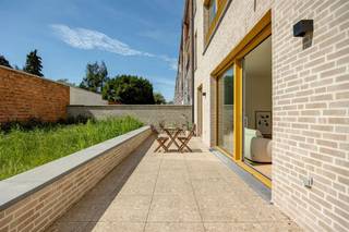 <p><span>Dit splinternieuwe gelijkvloers appartement heeft alles wat je zoekt, maar bijna nooit vindt in de stad. Denk: een bewoonbare oppervlakte van liefst 150 m², drie slaapkamers, hoge plafonds, veel licht en een royale tuin en de perfecte ligging op wandelafstand van het Rivierenhof. Nóg troeven: mogelijkheid om aan te kopen onder 6% btw,- (mits voldaan aan voorwaarden)</span></p><p><span> </span></p><p><span>In dit nieuwbouwappartement is alles hoogwaardig afgewerkt, tot het kleinste hoekje. Die valt meteen op als je – langs de grote voortuin - de inkomhal binnenkomt. De houten parketvloer loopt door over het hele appartement.</span></p><p><span> </span></p><p><span>De open keuken is uitgerust met toestellen van Whirlpool (een garantie op topkwaliteit), een inductieplaat en een stijlvol werkblad. Aansluitend vind je de woonkamer: een indrukwekkende, lichtrijke ruimte met grote ramen, hoge plafonds en moderne accenten (zoals de zwarte spots) en gezellige parketvloer. Het grote schuifraam geeft uit op de tuin, zodat binnen en buiten bij mooi weer naadloos in elkaar overlopen.</span></p><p><span> </span></p><p><span>De achtertuin van 85m² is aangelegd met grijze tegels. Handig en onderhoudsvriendelijk.  Ruimte in overvloed om buiten te eten, te spelen of te tuinieren.</span></p><p><span> </span></p><p><span>Drie slaapkamers en luxueuze badkamer</span></p><p><span>Via de nachthal kom je in de drie slaapkamers. Die hebben allemaal dezelfde parketvloer, ALU-ramen met hoog rendementsglas en ingebouwde verluchting. </span></p><p><span>De badkamer is luxueus afgewerkt met een inloopdouche met regenkraan en keramische tegels, dubbele lavabo, grote spiegel en terrazzotegels in steenlook. Daarnaast heeft het appartement nog een aparte berging en een tweede toilet.</span></p><p><span> </span></p><p><span>Modern en energiezuinig</span></p><p><span>Dit nieuwbouwappartement is reeds volledig afgewerkt en dus onmiddellijk beschikbaar! Het voldoet aan alle hedendaagse normen. Met onder andere 7 zonnepanelen (3080 Wp) op het dak en overal hoog rendementsglas woon je hier energiezuinig en toekomstgericht.</span></p><p><span> </span></p><p><span>Rivierenhof om de hoek</span></p><p><span>Je woont hier ideaal, overal dichtbij en toch heerlijk rustig en groen. Het prachtige Rivierenhof, het grootste park van de stad, ligt op amper een paar minuten wandelen. Binnen een straal van nog geen 500 meter zijn liefst vier supermarkten. Ook heel wat buurtwinkels zijn vlakbij. Met de fiets, de bus of de tram sta je snel in de stad, met de auto sta je zo op de autostrade. Door de vernieuwing van de Wouter Haecklaan bevindt je je in het groen. </span></p><p><span> </span></p><p><span>Ondergrondse autostaanplaats aan te kopen voor €28.200</span></p><p><span> </span></p><p><span>Maatregelenregister: in aanvraag</span></p><p><span> </span></p>