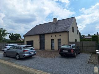 Deze mooie open bebouwing te Zonhoven bestaat op het gelijkvloers uit een inkomhal, living, keuken, toilet, wasplaats, garage en tuin met terras.Op...