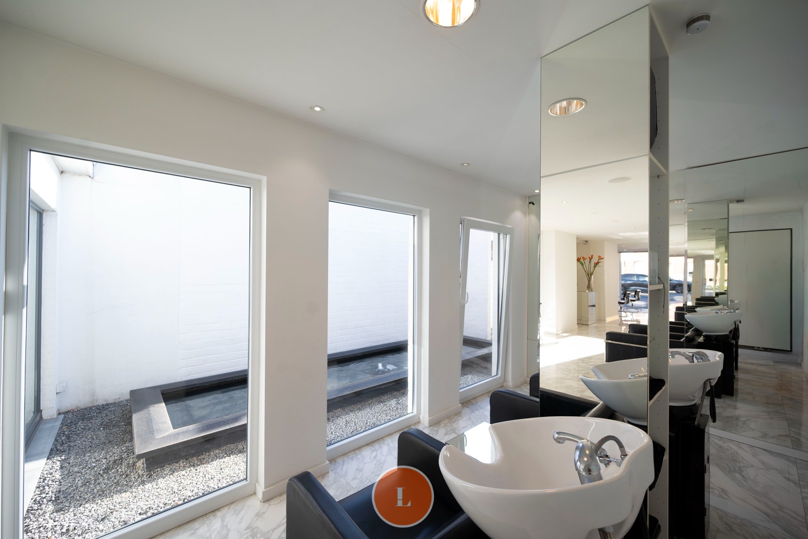 Woonhuis gedeeltelijk ingericht als kapperszaak en gemakkelijk te veranderen in trendy woning - foto 4