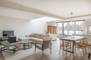 Karaktervol duplex penthouse met charmant terras in historisch AntwerpenOp de derde en vierde verdieping van een statig gebouw in art-nouveaustijl...