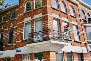 Gemeubelde studio 32m2 met aparte slaapkamer en open uitzicht – Tervuursevest Leuven<br />Deze gezellige en volledig gemeubelde studio is gunstig gelegen aan de Tervuursevest in Leuven, met een mooi, open uitzicht.<br />De studio beschikt over een aangename leefruimte van 20,5 m² met een open, volledig ingerichte keuken, voorzien van een kookplaat, dampkap, spoelbak, vaatwasser, koelkast met vriesvak en microgolfoven.<br />De afzonderlijke slaapkamer van 7,6 m² is ingericht met een bed van 120 x 200 cm en kleerkast. De badkamer van 3,3 m² beschikt over een douche, wastafel en toilet.<br />Dankzij de praktische indeling en de aanwezige meubels is deze studio ideaal voor wie op zoek is naar een comfortabele en instapklare woongelegenheid.<br />Uitstekende ligging: vlak bij parking Bodart, met een vlotte verbinding naar het centrum van Leuven, de ring en de opritten van de autosnelweg. Ook het openbaar vervoer en diverse voorzieningen bevinden zich in de nabije omgeving.<br />In de huurprijs zit ook toegang tot het internet inbegrepen. Water, gas en elektriciteit zijn niet inbegrepen. Min huur is 1 jaar.<br />Interesse in deze gemeubelde studio? Contacteer Immo-M voor meer informatie of een bezoek! info@immo-m.be of bel 0468 22 53 22.