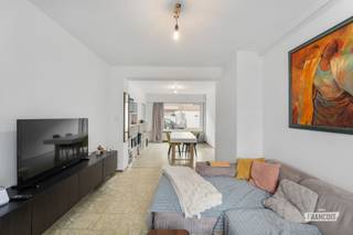 Op zoek naar een ruime woning in Blankenberge waar u meteen uw eigen verhaal kunt schrijven? Deze gerenoveerde rijwoning combineert een hedendaagse basis met verrassend veel leefruimte en mogelijkheden.<br /><br />Bij het binnenkomen leidt de inkomhal naar de open, lichtrijke leefruimte met eetplaats. Van hieruit bereiken we de volledig vernieuwde keuken die voorzien is van alle hedendaags comfort. Achteraan de gelijkvloers bevindt zich een praktische bergplaats die momenteel gebruikt wordt als wasruimte, maar ook interessant kan zijn voor extra stockage. <br /><br />Op de eerste verdieping vinden we onder andere twee volwaardige slaapkamers, een kleinere kamer die perfect dienst kan doen als kinderkamer, bureau of dressingruimte. Ook de gerenoveerde badkamer bevindt zich op dit verdiep. De tweede verdieping biedt een ruime master bedroom en een extra ruimte die nog naar eigen wens kan worden ingericht, bijvoorbeeld als tweede badkamer of extra slaapkamer. Daarboven bevindt zich bovendien nog een zolderruimte met verdere mogelijkheden.<br /><br />Met een bewoonbare oppervlakte van maar liefst 197 m², vier à vijf slaapkamers en een terras is dit een bijzonder ruime gezinswoning. De woning werd zeer recent gerenoveerd. De verdere verfraaiing laat u nog toe om de afwerking volledig naar eigen smaak te bepalen. Dankzij het EPC-label C geniet u bovendien van een gunstige energetische basis, zonder renovatieplicht.<br /><br />Stedenbouwkundige inlichtingen in aanvraag.<br /><br />Interesse in deze woning te koop in Blankenberge? Neem contact op met Immo Francois Blankenberge en ontdek zelf de ruimte en mogelijkheden tijdens een bezoek ter plaatse.<br /><br />Denk je eraan om je woning in Blankenberge te verkopen? Neem vrijblijvend contact op met Iben van Immo Francois in Blankenberge voor een gratis schatting via iben@immofrancois.be.<br /><br />