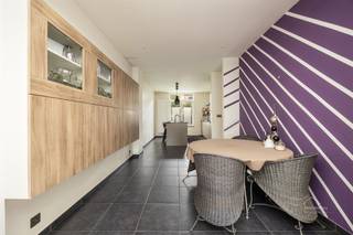<p><span>Instapklare woning met ruime tuin in Antwerpen te koop! </span></p><p><span>Ontdek deze ruime gezinswoning in Antwerpen met een bewoonbare oppervlakte van ca. 195 m². De woning combineert een praktische indeling met moderne afwerking en veel natuurlijke lichtinval.</span></p><p><span>Via de inkomhal bereikt u het gelijkvloers, waar zich de ruime leefruimte en eetplaats bevinden. Aansluitend vindt u de volledig geïnstalleerde open keuken, voorzien van maatwerkkasten, voldoende werkruimte en moderne toestellen. Dankzij de grote raampartijen en de directe toegang tot de tuin geniet u hier van een aangename verbinding tussen binnen- en buitenruimte. Verder beschikt het gelijkvloers over een extra gastentoilet.</span></p><p><span>Op de verdieping bevinden zich 3 volwaardige slaapkamers en de badkamer. De badkamer is uitgerust met een douche, bad en dubbele wastafel. Eén van de slaapkamers wordt momenteel ingericht als wasruimte en beschikt over de aansluitingen voor een wasmachine en droogkast.</span></p><p><span>De woning biedt daarnaast verschillende mogelijkheden voor een hobbyruimte, bureau of extra opbergruimte, afhankelijk van uw noden. De moderne tegelvloer en de verzorgde afwerking zorgen voor een eigentijdse uitstraling doorheen de volledige woning.</span></p><p><span>Een ideale woning voor gezinnen of koppels die op zoek zijn naar ruimte, comfort en een praktische indeling op een goede ligging in Antwerpen.</span></p><p><span> </span></p><p><span>Vrijblijvend advies met gratis schatting van uw eigendom? Neem gerust contact met ons op! </span></p><p><span> </span></p><p><span>Jessica Wojcik</span></p><p><span><span>Jessica@homeforyou.be</span></span></p><p><span>+32 488 24 97 20</span></p><p><span>7/7 bereikbaar</span></p><p><span> </span></p>