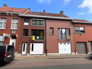 Ontdek deze ruime woning, ideaal voor wie op zoek is naar een project met potentieel. Met een bewoonbare oppervlakte van 296m² en een perceeloppervlakte van 370m², biedt deze woning talloze mogelijkheden voor renovatie en personalisatie. Bij binnenkomst wordt u verwelkomd in de inkomhal die leidt naar een open leefruimte, ideaal voor een eetkamer of een gezellige zithoek. De keuken is functioneel en voorzien van alle noodzakelijke aansluitingen. De woning beschikt over meerdere ruimtes die naar eigen wens kunnen worden ingedeeld, waardoor u de mogelijkheid heeft om een aantal slaapkamers en badkamers naar uw behoeften te ontwerpen. Aan de achterzijde bevindt zich een zonnig terras dat uitkijkt op een onderhoudsvriendelijke tuin, een geweldige plek voor ontspanning en buitenactiviteiten. De kelder biedt extra opslagruimte, 1ste berging van € 16m² en een 2de berging van 13m². De garages geven een gezamelijke oppervlakte van 45m². Dit pand is gelegen in een rustige straat en toch nabij alle essentiële voorzieningen en openbaar vervoer. Een unieke kans om van dit pand een droomhuis te maken. Aarzel niet en plan vandaag nog uw bezichtiging!