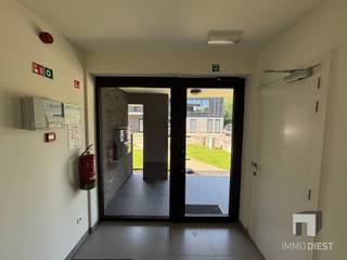 <p><span>Bent u op zoek naar comfortabel gelijkvloers wonen, zonder in te boeten aan ruimte, licht en buitengevoel? </span></p><p><span>Dan is dit ruime appartement (° 2018 ) van 122 m² in Bekkevoort absoluut een bezoek waard. </span></p><p><span> </span></p><p><span>Troeven<br /></span><span><br />Gelijkvloers appartement van 122 m²<br />3 volwaardige slaapkamers<br />Zuidgerichte tuin van 80 m²<br />Tuin met groen en landelijk uitzicht<br />Grote ondergrondse garagebox<br />Rustige ligging in Bekkevoort<br />Op amper 500 meter van de oprit E40 Brussel – Genk – Aken<br />Ideaal voor gelijkvloers wonen, jonge gezinnen of wie kleiner wil wonen zonder comfortverlies<br /><br /></span></p><p><span>Met drie slaapkamers, een zuidgerichte tuin van 80 m² en een grote ondergrondse garagebox combineert dit pand het gemak van een appartement met het wooncomfort van een woning.<br />Rustige en landelijke ligging, met zicht op groen vanuit de tuin. </span></p><p><span>De oprit van de E40 richting Brussel, Genk en Aken bevindt zich op nauwelijks 500 meter, een snelle verbinding naar omliggende steden en gemeenten.<br />De leefruimtes zijn royaal opgevat en bieden tal van mogelijkheden om het appartement naar eigen smaak in te richten. </span></p><p><span>Dankzij de gelijkvloerse indeling geniet u van maximaal gebruiksgemak: geen trappen, geen gedoe, comfortabel wonen op één niveau.<br />Met drie slaapkamers is dit appartement bijzonder veelzijdig. Het is perfect voor wie bewust kiest voor gelijkvloers wonen, maar toch voldoende ruimte wenst voor logés, hobby, bureau of dressing. </span></p><p><span>Ook jonge gezinnen vinden hier een praktische woonoplossing met voldoende kamers en een fijne tuin waar kinderen veilig kunnen spelen.<br />De zuidgerichte tuin vormt een echte troef. Hier geniet u van rust, zon en privacy, met een groen uitzicht dat het landelijke karakter van de omgeving helemaal tot zijn recht laat komen. </span></p><p><span>Een ochtendkoffie, een gezellige barbecue of gewoon ontspannen in de zon? Deze tuin maakt het allemaal mogelijk.<br />Ook praktisch zit het goed: de ruime ondergrondse garagebox biedt plaats voor uw wagen, fietsen en extra bergruimte. <br />Dit appartement spreekt verschillende doelgroepen aan: mensen die hun woning willen inruilen voor een onderhoudsvriendelijker appartement, kopers die absoluut gelijkvloers willen wonen, maar ook jonge gezinnen die de combinatie zoeken van ruimte, tuin en bereikbaarheid.<br /><br /></span></p><p><span>Interesse?<br />Wilt u dit ruime gelijkvloerse appartement in Bekkevoort zelf ontdekken? </span></p><p><span>Immo Diest<br />Hasseltsestraat 17, 3290 Diest<br /><span>info@immodiest.be</span></span><span><br />+32 13 31 25 22<br /><span>www.immodiest.be</span></span><span> </span></p><p><span> </span></p><p><span>Beter nog, bel mij op 0498 52 64 52 of mail naar jan.vanonckelen@immodiest.be.</span></p><p><span>Ik geef je een persoonlijke rondleiding. </span></p><p><span> </span></p><p><span> </span></p>