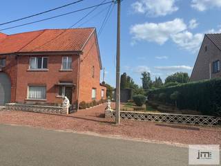 Deze woning is gelegen op een perceel van 7a21 aan een zijstraat van de verbindingsweg van Tongeren naar Hasselt. Via de inkomhal komen we in de...