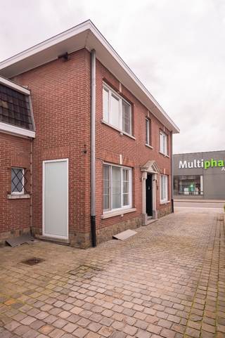 Deze gezellige instapklare en gerenoveerde halfopen woning bevindt zich in de Krekelmotestraat in Izegem en combineert ruimte, licht en...