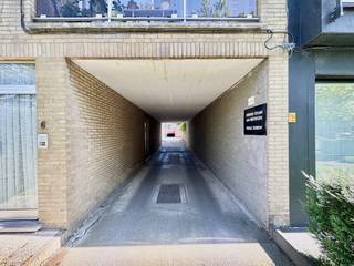Deze ondergrondse garagebox, gelegen te Deken De Winterstraat 6 in een rustige en veilige straat parallel met de Fruithoflaan, bevindt zich vlakbij belangrijke invalswegen zoals de E19, E34 en de Antwerpse ring.<br /><br />De garagebox is momenteel verhuurd en vormt hierdoor een interessante opportuniteit voor investeerders. De box biedt een veilige en droge parkeer- of stockageruimte. Inrijhoogte: ca. 1,90 m<br /><br />Vraagprijs: € 27.500,00<br /><br />Interesse? Stuur een mail naar immo@sidimex.be of bel ons op het nummer 03 203 02 02.