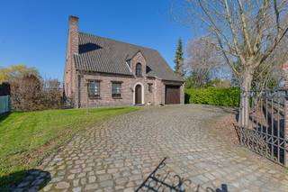 EERSTE BEZOEKMOMENT ZONDAG 15/3 VAN 10u TOT 14u (ENKEL OP AFSPRAAK !!)Deze perfect onderhouden 4-gevelwoning in fermettestijl is ideaal gelegen op de...