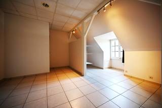 Appartement 133 m² op 1ste verdiep met ruime lichtrijke leefruimte, keuken met keramische kookplaat, spoelbak, oven, vaatwasser, berging met aan-en afvoer voor wasmachine, zekeringkast, badkamer met lavabomeubel, douche en toilet, 1 slaapkamer met dressing. Op de duplex is nog een slaapkamer. <br />Mogelijkheid tot aankoop van garagebox !<br />Het appartement heeft houten ramen met dubbele beglazing, 12cm minerale wol dakisolatie in hellend dak, centrale verwarming en sanitair warm water met combi condensatieketel op aardgas van het merk Vaillant, radiatoren, videofoon. <br /><br />EPC-label D : 334 kWh / (m² jaar) > géén renovatieplicht<br />Elektrische keuring conform tot 26.02.2035<br />Asbestattest: asbestveilig <br />Prijs : € 179.000 (garagebox € 15.000)<br />Meer info ? 📞 +32 486 20 67 65 📧 katleen@zakenkantoor-roels.be 🌐 www.zakenkantoor-roels.be.