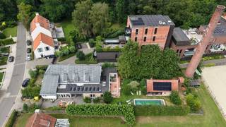 Gelegen op de grens met Schilde en Schoten, deze een voormalige B&B voorzien van 8 slaapkamers met 8 badkamers, een tuin en een ruim bijgebouw. Ideaal voor een groot (nieuw samengesteld) gezin. <br /><br />Gelijkvloers:<br />Inkomhal met toegang tot een slaapkamer/buro met eigen badkamer voorzien van wc, wastafel e n douche. Rechts vanuit de inkomhal toegang tot een ontbijtkamer met open keuken en toegang tot een eerste zitruimte en een open buro en een bezoekerstoilet. Achter de slaapkamer een ruime wasplaats met toegangtot de stookruimte. Achter de dienstgang bereikt men de ruime woonkamer met naastgelegen leefkeuken met centraal kookeiland en de toegang tot het achterliggend terras. Vanuit de zitruimte bereikt men nog een 2de slaapkamer met eigen dressing en badkamer voorzien van ligbad en wastafel. Tussensas/nachthal met toegang tot een toilet. Verder nog een 3 de slaapkamer met eigen badkamer voorzien van douchecel en wastafel.<br /><br />1ste Verdieping:<br />Centrale overloop met toegang tot 6 slaapkamers en 5 badkamers/<br /><br />Zolder:<br />Ployvalente zolderruimte.<br /><br /><br />Kelder:<br />Een beperkte kelder in één compartiment.<br /><br /><br />Buiten:<br />Langsheen de woning en achter de woning nog een terras, een tuin met een zwembad 3,65 x 10,99 m (inplanting nog met de gemeente Wijnegem dienst Ruimtelijke Ordening te bespreken)<br />Een ruim bijgebouw 8 van 7 m² met overdekt terras.<br />Het eigendom is volledig omheind.<br /><br />Extra:<br />Op het dak nog 20 zonnepanelen aanwezig.<br />Regenwaterput van 10.000L<br /><br />Plan vandaag nog uw bezoek en krijg zo een duidelijker beeld van de vele mogelijkheden van dit eigendom.