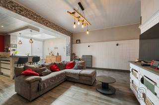 Ontdek deze aangename woning met mooie volumes, ideaal voor een gezin, die wooncomfort combineert met moderne technische voorzieningen.De woning...