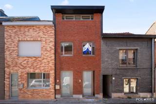 Wonen in Leuven én tegelijk genieten van maandelijkse huurinkomsten? Of op zoek naar een volledig vernieuwde investering op een locatie waar de vraag naar studentenhuisvesting groot blijft? Gildenstraat 12 combineert beide.<br /><br />Dit pand uit 2014 werd in 2026 volledig gerenoveerd en heringericht tot een energiezuinig opbrengsteigendom van ca. 210 m² met EPC B. Het duplexappartement beschikt over twee slaapkamers, een tuin en terras. De nieuwe keuken moet nog geplaatst worden en is inbegrepen in de verkoopprijs. <br /><br />De drie studentenkamers vormen een afzonderlijk geheel met een eigen ingang, keuken en badkamer. Zo blijven privéwonen en studentenhuisvesting mooi van elkaar gescheiden.<br /><br />De ligging is een absolute troef: in een rustige, autoluwe straat vlak bij de Tiensestraat en op wandel- en fietsafstand van het Leuvense stadsleven, KU Leuven, winkels, horeca en het station. <br /><br />Een interessante combinatie voor zowel de investeerder als de koper die centraal wil wonen en tegelijk huurinkomsten wil genereren. De akte kan snel worden ingepland. Ook een overname van de aandelen van de vennootschap waarin het vastgoed zich bevindt, is bespreekbaar, onder voorbehoud van juridisch en fiscaal advies.<br /><br />Voor meer informatie of een bezoek ter plaatse bel je naar Brecht van Polares op het nummer 0484/564422 of door te mailen naar brecht@polares.eu