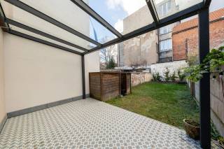 In de charmante en rustige 's Herenstraat vinden we dit prachtige herenhuis terug. Deze royale woning biedt u alle ruimte en comfort die u zoekt, ideaal voor gezinnen of wie houdt van een ruime leefomgeving.<br /><br />De 's Herenstraat is een rustige, groene straat met alle voorzieningen binnen handbereik. Winkels, scholen en openbaar vervoer bevinden zich op wandelafstand. Het bevindt zich vlakbij de Turnhoutsebaan en op wandelafstand van de Dageraadplaats.<br /><br />Bovendien is het stadscentrum snel bereikbaar, vlakbij de Turnhoutsebaan en op wandelafstand van de Dageraadplaats. <br />Bij het betreden van de woning komt u binnen in een prachtige inkomhal waar u zowel toegang heeft naar de woonkamer, keuken als de bovenverdieping. In de leefruimte en de keuken zal u overdonderd worden door de hoeveelheid lichtinval. <br /><br />De volledig ingerichte keuken, woonkamer en enorm grote tuin vormen samen tot een prachtig geheel waar u heerlijk kunt genieten van de rust en privacy.<br />Op de eerste verdieping vindt u een ruime badkamer terug met ligbad, inloopdouche, wastafel en toilet. Op de tweede verdieping heeft dit prachtig huis plaats gemaakt voor 2 zeer riante slaapkamers. Verder vinden we op de derde verdieping nog 2 slaapkamers terug en een zolder. <br /><br />Tot slot is deze woning voorzien van een royale kelder. De inkomhal beschikt verder nog over een apart toilet en een berging. <br /><br />Huurprijs: 2.200€/m<br />Beschikbaarheid: 01/10/2026<br /><br />Contacteer LISTED: +32 3 283 51 51.